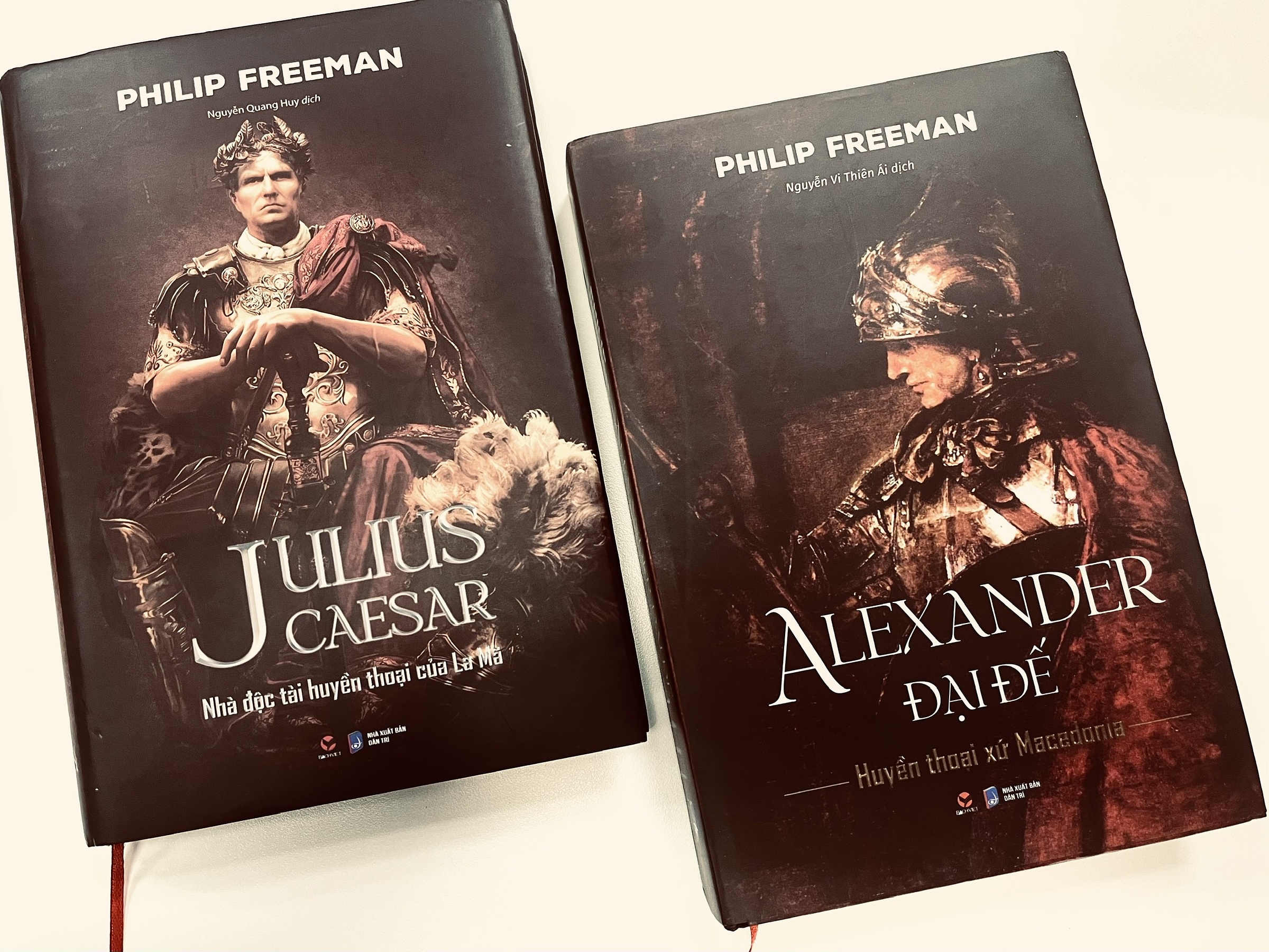 alexander-dai-de-1686277779-2038-1686277790 Cuốn Alexander Đại Đế - huyền thoại xứ Macedonia và Julius Caesar - nhà độc tài huyền thoại của La Mã dày hơn 500 trang. Ảnh: Bách Việt