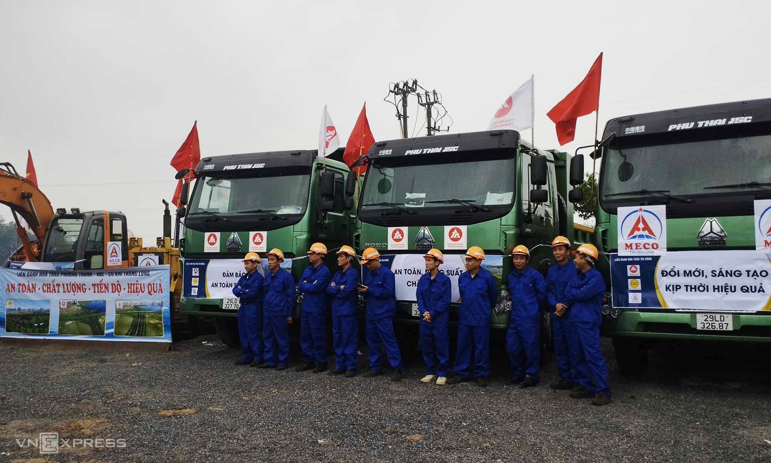 khoi-cong-4810-1689814898 Công nhân, máy móc tham gia lễ khởi công sáng 19/7. Ảnh: Văn Chiểu