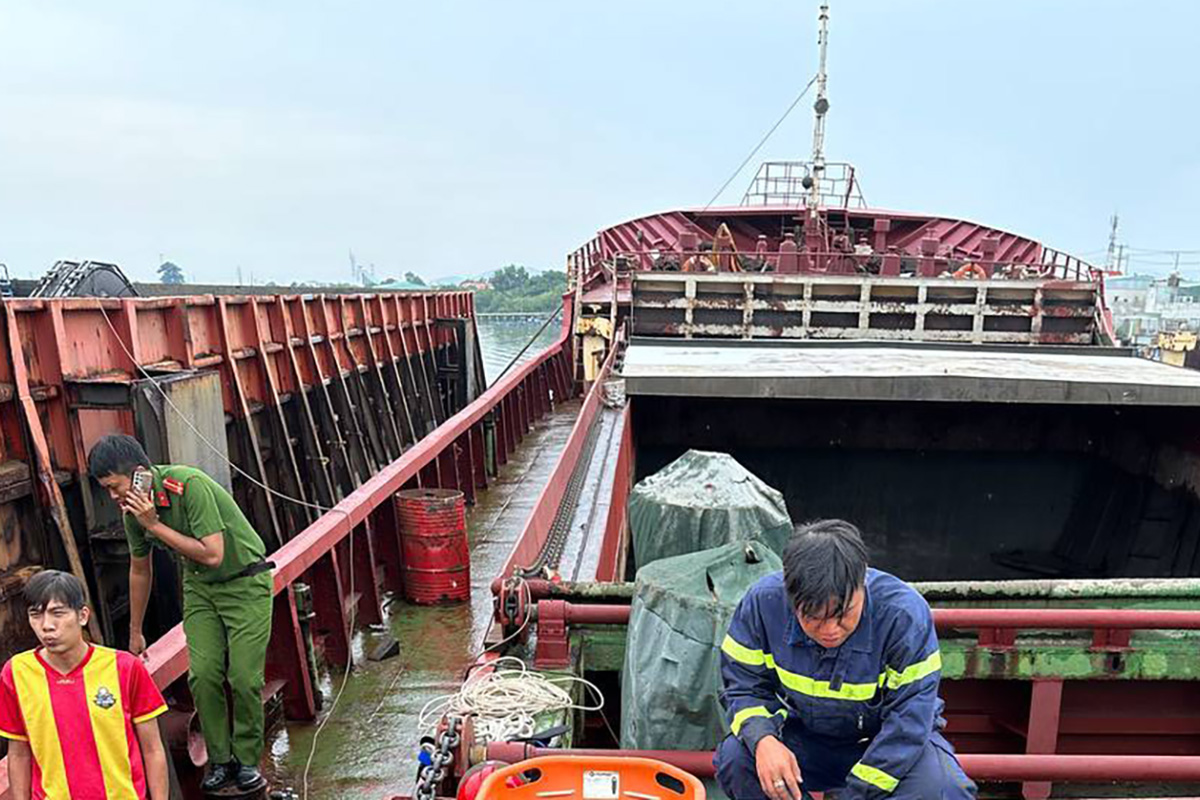449758572-992314989256906-5013-5554-2714-1720088382 Cảnh sát lên tàu tổ chức cứu hộ nạn nhân. Ảnh: Hắc Minh