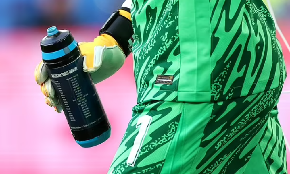 anh-1-3684-1720309710 Bình nước ghi chú cách bắt 11m của Pickford.