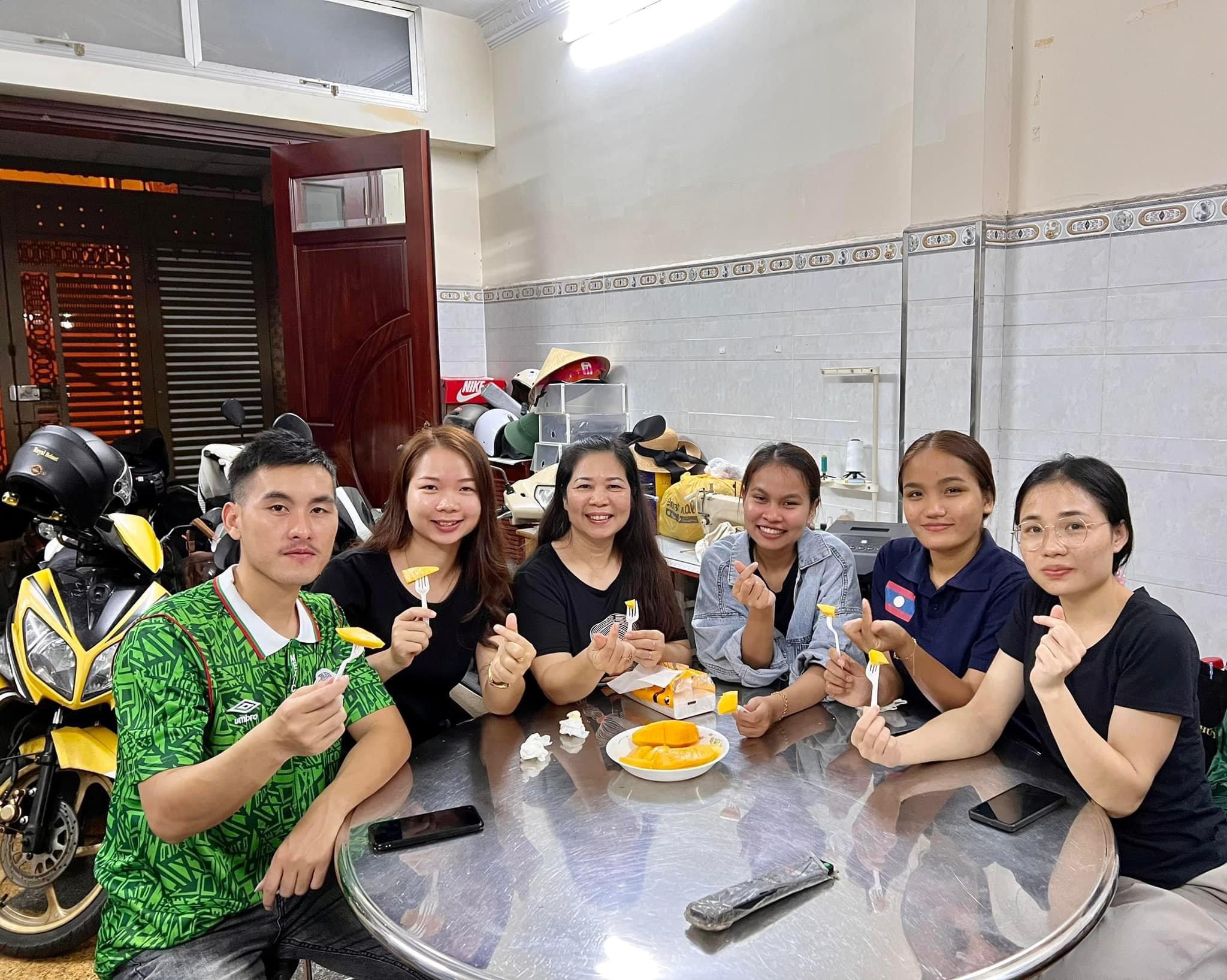 df51ced8d66d73332a7c-6686-1723111434 Chị Phương Anh (áo đen, thứ ba từ trái qua) cùng các con dùng bữa ở nhà thuộc quận Tân Bình, TP HCM, tháng 7/2024. Ảnh: Nhân vật cung cấp