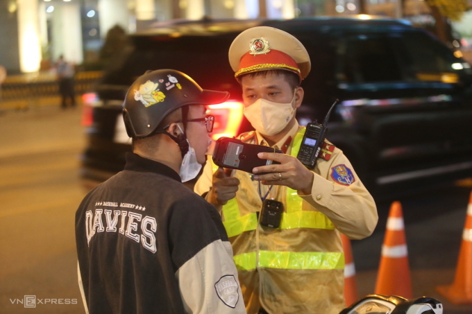 z4236961181815-8059a2d452a5d65-4389-3877-1722587875 Cảnh sát đo nồng độ cồn người đi xe máy ở đường Huỳnh Thúc Kháng, Hà Nội. Ảnh:Gia Chính