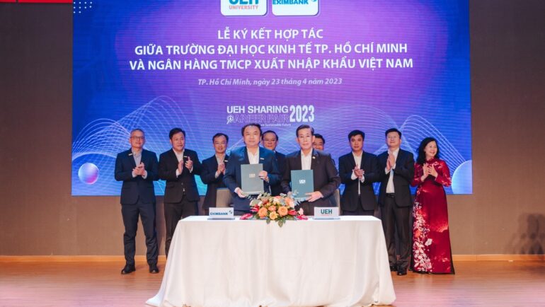 Ông Trần Tấn Lộc - Tổng giám đốc Eximbank (hàng đầu bên trái) ký thoả thuận hợp tác cùng GS.TS. Sử Đình Thành - Hiệu trưởng UEH.