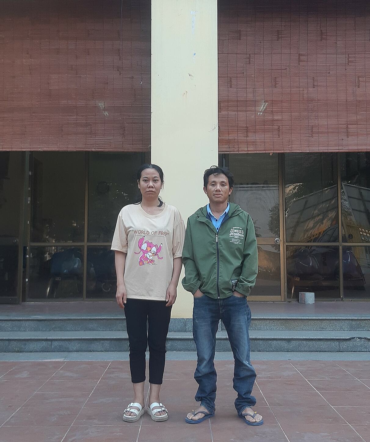 Vợ chồng chị Nguyễn Thị Ánh, anh Trần Mạnh Hùng sau khi làm xog thủ tục chuyển trả cho người nhận nhầm tiền, chiều 20/4. Ảnh: Nhân vật cung cấp