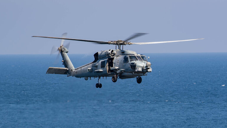 Trực thăng MH-60R Mỹ chuẩn bị đáp xuống tàu sân bay USS Nimitz trên biển Arab tháng 10/2020. Ảnh: US Navy