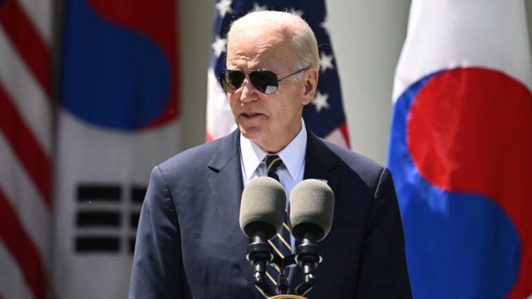 Tổng thống Biden trong cuộc họp báo tại Nhà Trắng hôm 26/4. Ảnh: AFP