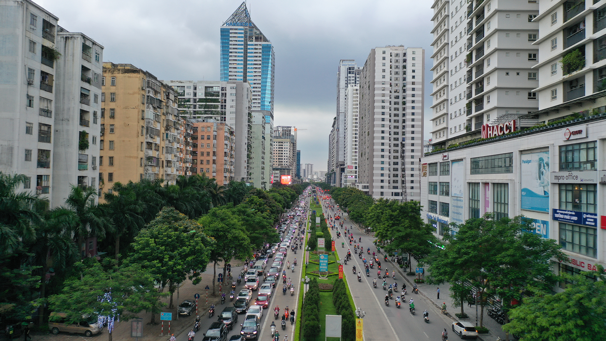 Nhiều công trình trên đường Lê Văn Lương bị thay đổi quy hoạch. Ảnh: Ngọc Thành