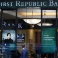 Bên ngoài một chi nhánh của First Republic Bank ở Manhattan. Ảnh: Reuters