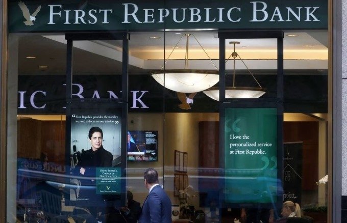 Bên ngoài một chi nhánh của First Republic Bank ở Manhattan. Ảnh: Reuters