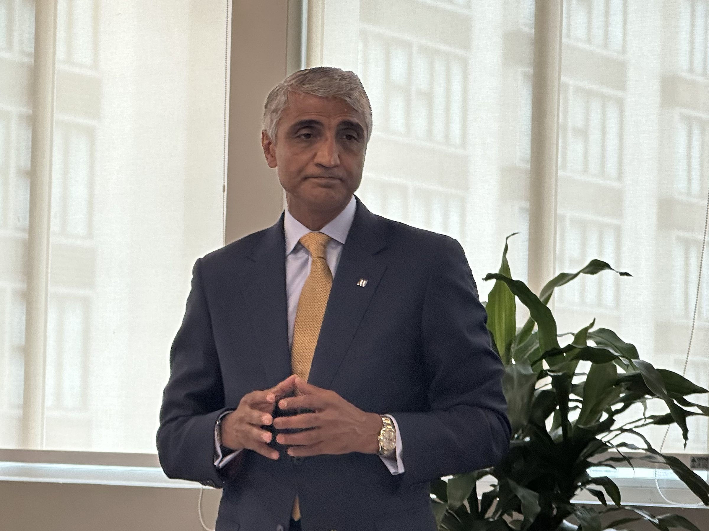 Ông Sachin N. Shah - Chủ tịch Hội đồng quản trị Manulife Việt Nam, phát biểu trong buổi họp báo chiều 26/4. Ảnh: Tất Đạt