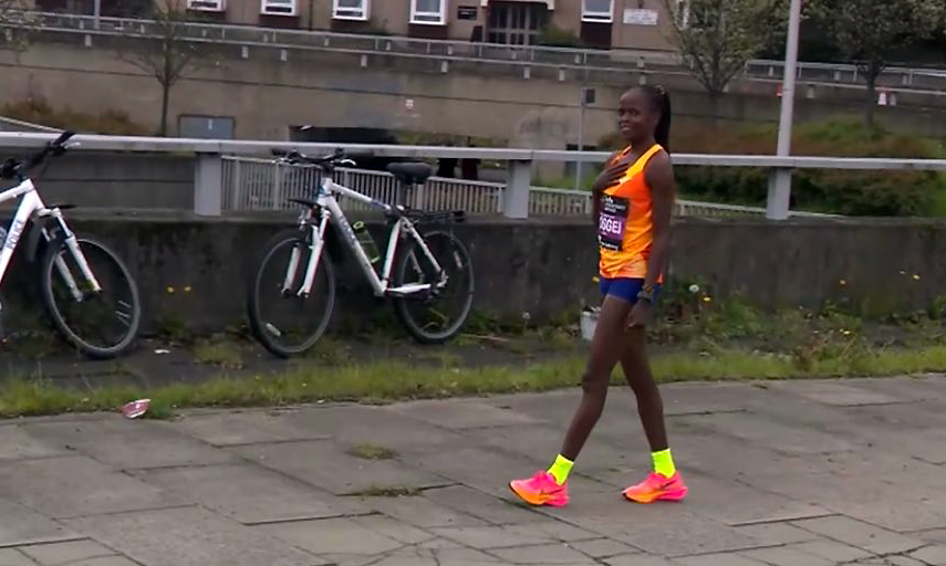 Kosgei đi bộ lên vỉa hè sau khi bỏ cuộc ngay đoạn đầu London Marathon 2023.