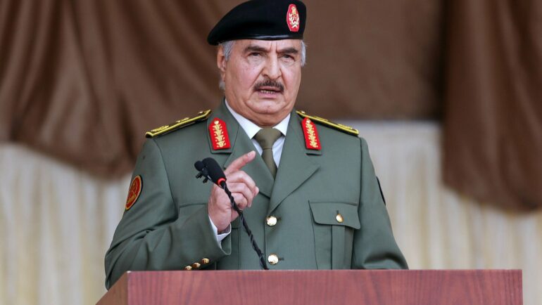 Lãnh chúa Khalifa Haftar tại Bengazhi, Libya hồi tháng 12/2020. Ảnh: Reuters