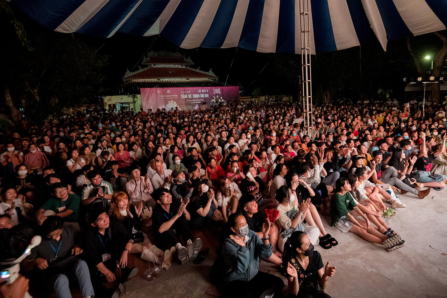 Hàng nghìn khán giả ở Định Yên, Đồng Tháp được Lý Hải chiếu miễn phí phim Lật mặt 6 để tri ân. Ảnh: Lê Tuấn