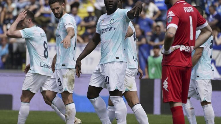 Lukaku (giữa) mừng bàn trong trận thắng Empoli tối 23/4. Ảnh: AP