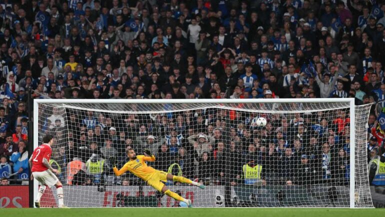 Lindelof sút thành công quả luân lưu quyết định, giúp Man Utd thắng Brighton 7-6. Ảnh: AFP