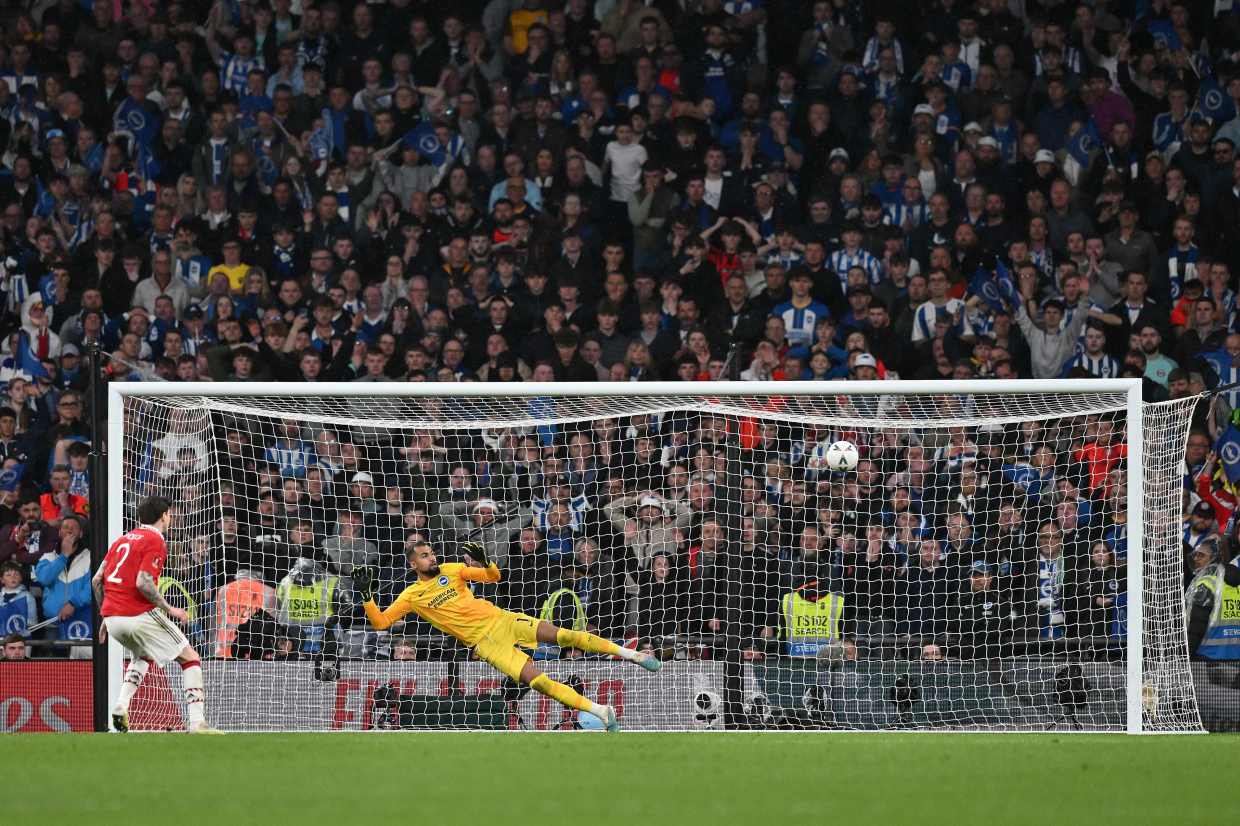 Lindelof sút thành công quả luân lưu quyết định, giúp Man Utd thắng Brighton 7-6. Ảnh: AFP