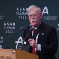 Cựu cố vấn an ninh quốc gia Mỹ John Bolton phát biểu tại hội nghị Asan, Seoul, Hàn Quốc ngày 23/4. Ảnh: Yonhap