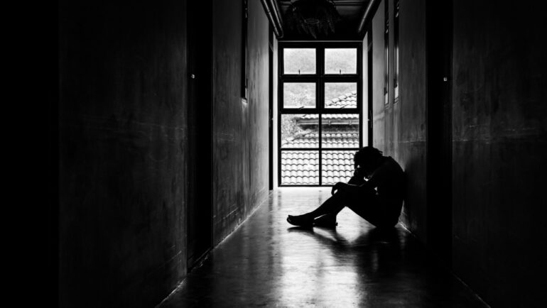 Một người sống tự cô lập xã hội ngồi trong hành lang tòa nhà ở Seoul. Ảnh: Seoul Metropolitan Government