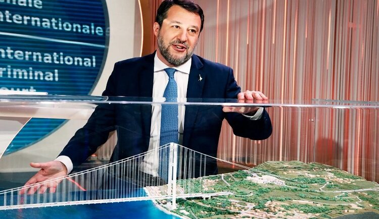 Bộ trưởng Cơ sở hạ tầng Italy Matteo Salvini thảo luận về dự án cầu treo. Ảnh: Marco Ravagli