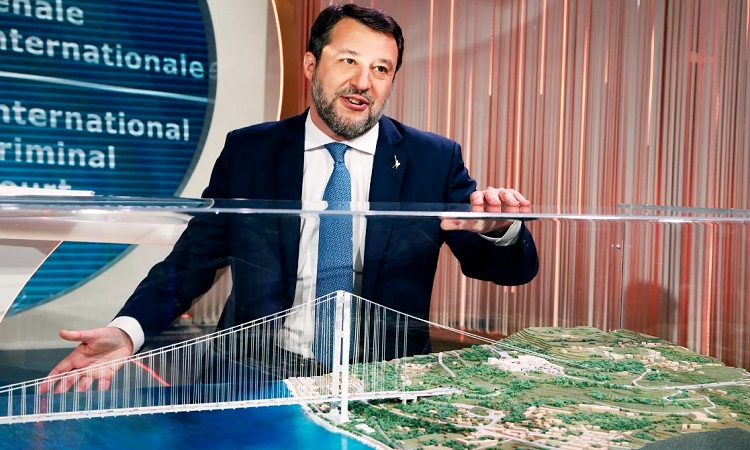 Bộ trưởng Cơ sở hạ tầng Italy Matteo Salvini thảo luận về dự án cầu treo. Ảnh: Marco Ravagli