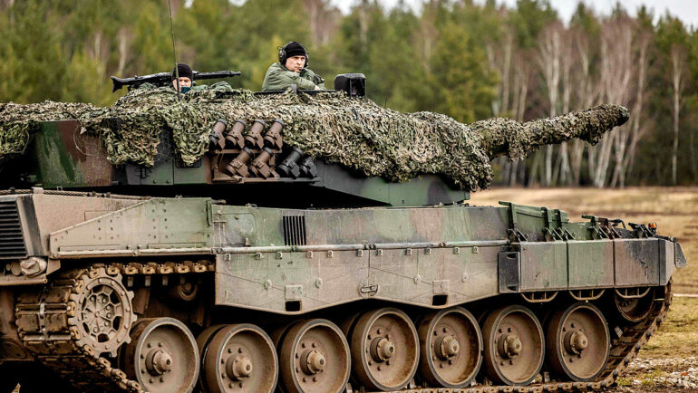 Lính Ukraine và Ba Lan trên xe tăng Leopard 2A4 trong buổi huấn luyện ở Swietoszow, Ba Lan. Ảnh: AFP