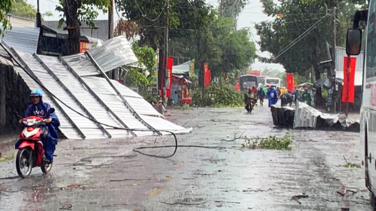 Một mái tôn nhà dân bị lốc cuốn văng xa hàng chục mét, rơi xuống đường giao thông. Ảnh: Nam An