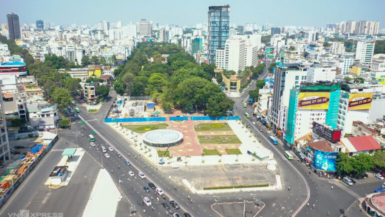 Diện mạo công viên 23/8 sau khi công trường Metro số 1 hoàn trả một phần diện tích, sáng 25/4. Ảnh: Quỳnh Trần