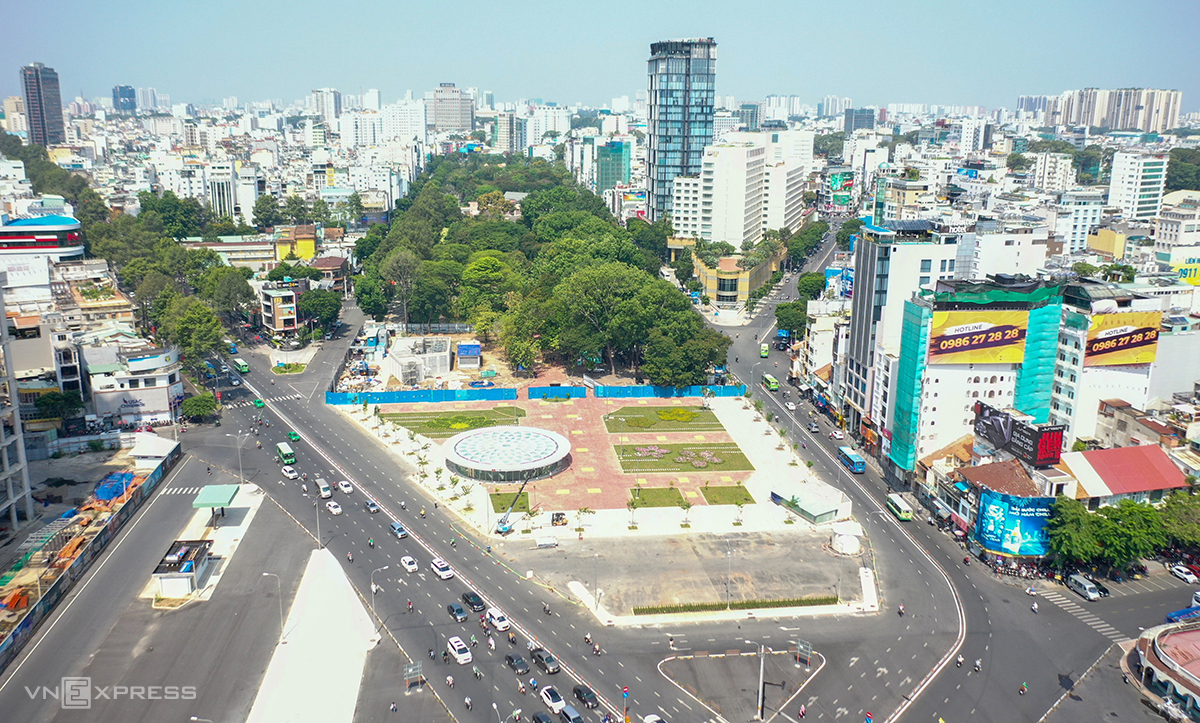 Diện mạo công viên 23/8 sau khi công trường Metro số 1 hoàn trả một phần diện tích, sáng 25/4. Ảnh: Quỳnh Trần