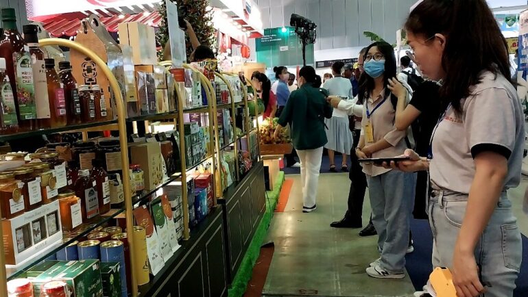 Khách tham guan các gian hàng tại hội chợ hàng Việt Nam xuất khẩu sáng 25/5. Ảnh: Thi Hà