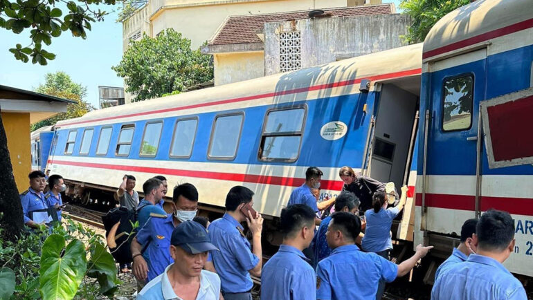 Toa số 7 tàu SE1 bị lật khi vừa ra khỏi ga Huế. Ảnh: Võ Thạnh