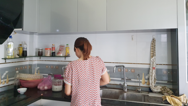 Nhiều phụ nữ bị chồng chê luộm thuộm, cẩu thả vì vừa đi làm kiếm thu nhập vừa làm việc nhà vừa phải chăm sóc con. Ảnh: Phạm Nga