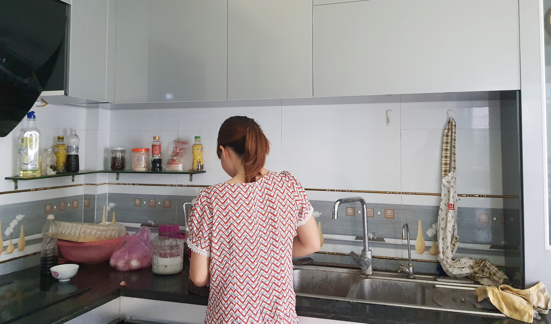 Nhiều phụ nữ bị chồng chê luộm thuộm, cẩu thả vì vừa đi làm kiếm thu nhập vừa làm việc nhà vừa phải chăm sóc con. Ảnh: Phạm Nga