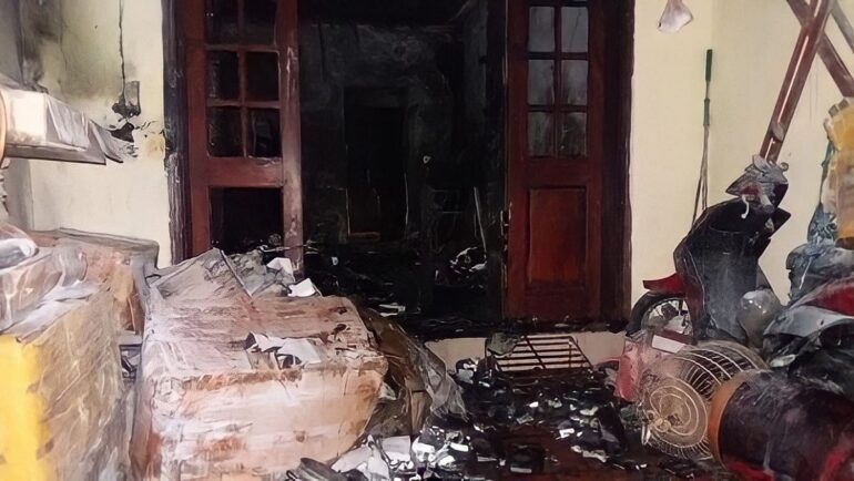 Tầng 1 nhà ông Trần Trọng Đức, Nam Đồng, Đống Đa bị lửa thiêu rụi tháng 1/2018.