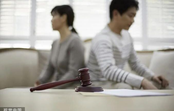 Không thể chịu đựng cảnh làm nội trợ, hàng tháng phải gọi chồng nhắc sinh hoạt phí, người vợ đệ đơn ly hôn thì phát hiện chồng rất giàu có. Ảnh: Thepaper