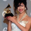 Selena nhận giải Grammy năm 1994. Ảnh: Alamy