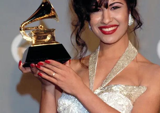 Selena nhận giải Grammy năm 1994. Ảnh: Alamy