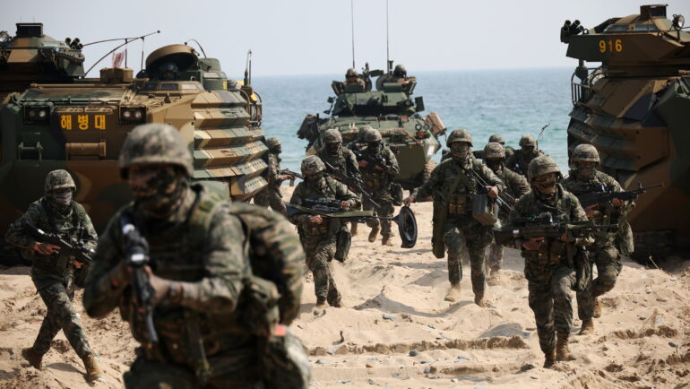 Binh sĩ Mỹ và Hàn Quốc trong cuộc diễn tập đổ bộ Ssangyong ở Pohang, Hàn Quốc ngày 29/3. Ảnh: Reuters