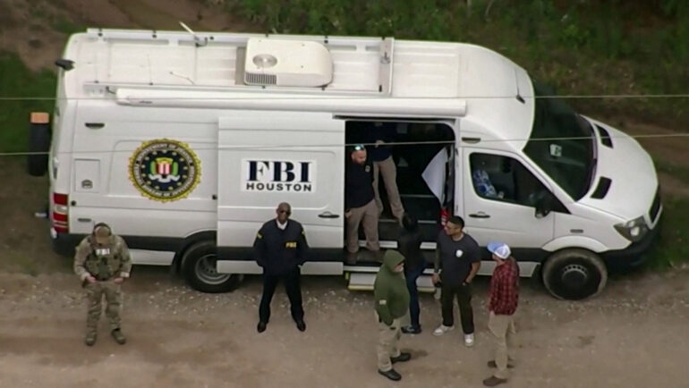 Đặc vụ FBI truy tìm Francisco Oropesa ở Cleveland, bang Texas, ngày 29/4. Ảnh: Reuters