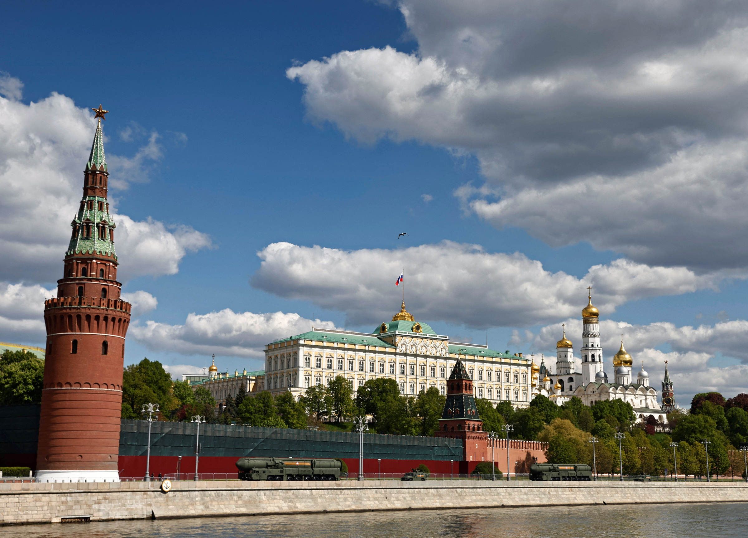 Khí tài và phương tiện cơ giới đi qua bức tường Điện Kremlin trong lễ Duyệt binh Chiến thắng tại Moskva hôm 9/5. Ảnh: Reuters