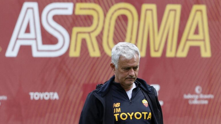 Mourinho trên sân tập Roma ngày 15/5. Ảnh: asroma.it