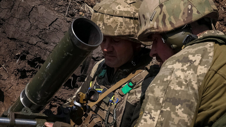 Lính Ukraine chuẩn bị bắn súng cối vào tiền tuyến gần thành phố Bakhmut, tỉnh Donetsk, miền đông Ukraine ngày 18/5. Ảnh: Reuters