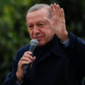 Tổng thống Thổ Nhĩ Kỳ Tayyip Erdogan phát biểu trước người ủng hộ ở Istanbul hôm 28/5. Ảnh: Reuters