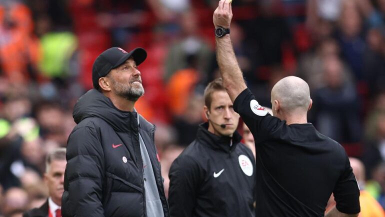 Klopp bị trọng tài Tierney phạt thẻ vàng ở trận thắng Tottenham 4-3 ngày 30/. Ảnh: Alamy