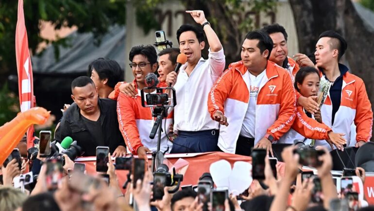 Lãnh đạo đảng Move Forward Pita Limjaroenrat (giữa, cầm mic) dẫn đầu cuộc diễu hành chiến thắng với các đảng viên và người ủng hộ ở thủ đô Bangkok, Thái Lan, ngày 15/5. Ảnh: AFP