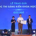 BSCK II Phạm Trung Hiếu được trao giải Nhì với sản phẩm thiết bị dẫn đường phẫu thuật thay khớp gối. Ảnh: Giang Huy