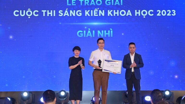 BSCK II Phạm Trung Hiếu được trao giải Nhì với sản phẩm thiết bị dẫn đường phẫu thuật thay khớp gối. Ảnh: Giang Huy