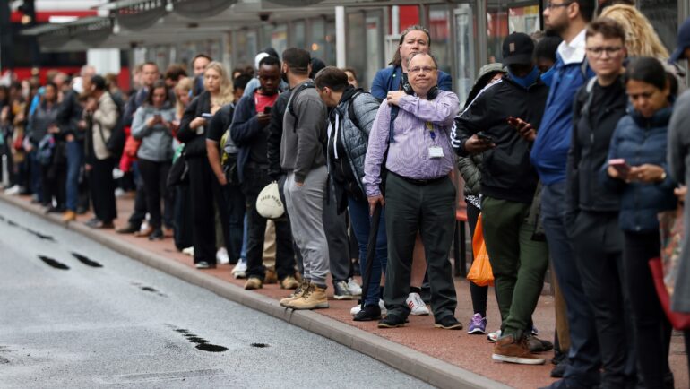 Người Anh chờ xe bus ở London, ngày 6/6/2022. Ảnh: AFP