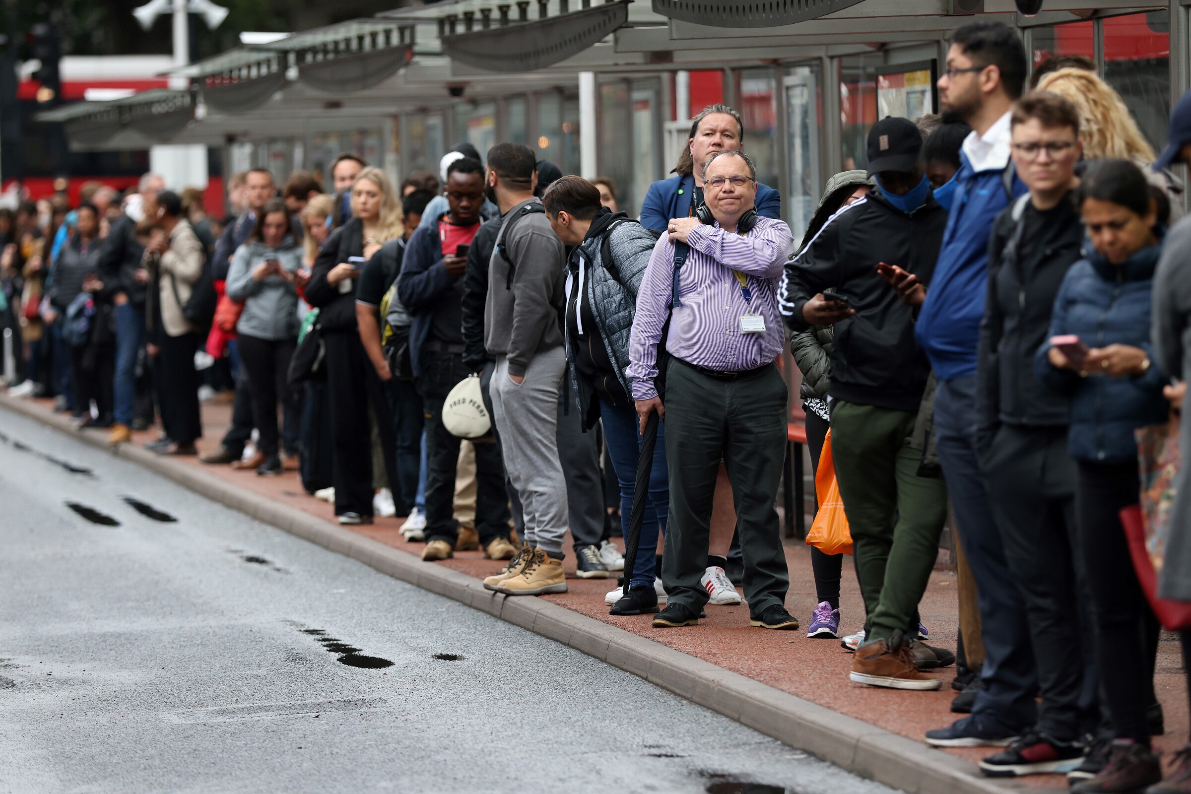 Người Anh chờ xe bus ở London, ngày 6/6/2022. Ảnh: AFP