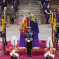 Vua Charles III cùng Hoàng tử Andrew, Công chúa Anne và Hoàng tử Edward đứng ở 4 góc của linh cữu Nữ hoàng Anh Elizabeth II, thực hiện nghi lễ canh thức tối 16/9/2022 trong Đại sảnh Westminster. Ảnh: AFP