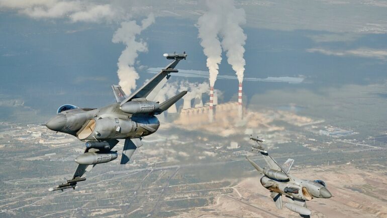 Tiêm kích F-16 tham gia cuộc diễn tập của NATO gần căn cứ không quân tại Ba Lan ngày năm 2022. Ảnh: AFP
